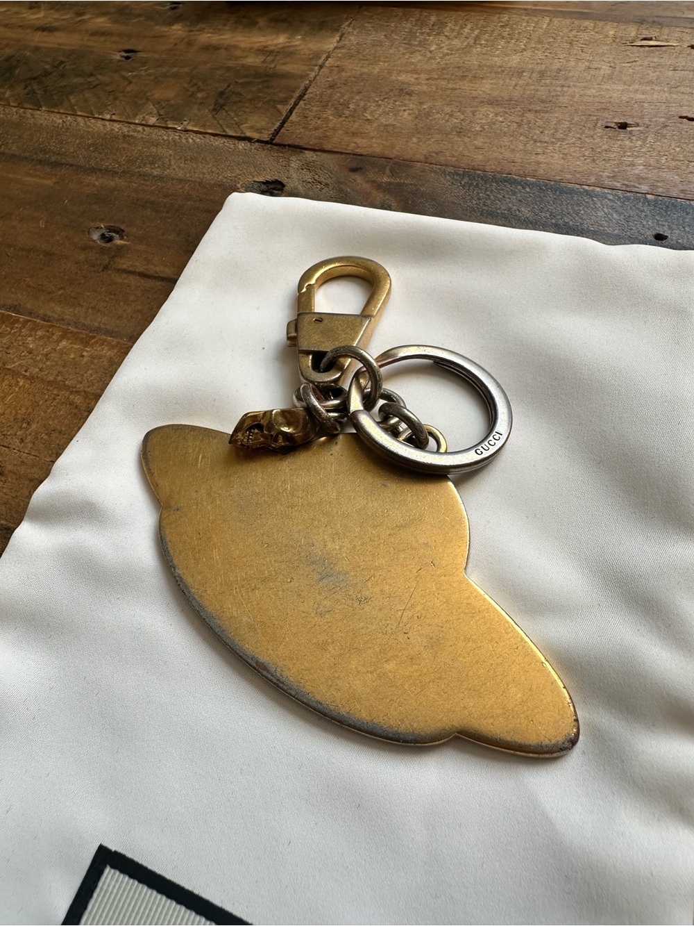 Gucci | Enamel Rainbow UFO Keyring with Skull in Gold - Picture 5 of 16